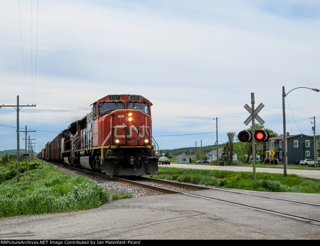 CN 5727 leads 402 in Saint-Simon 2